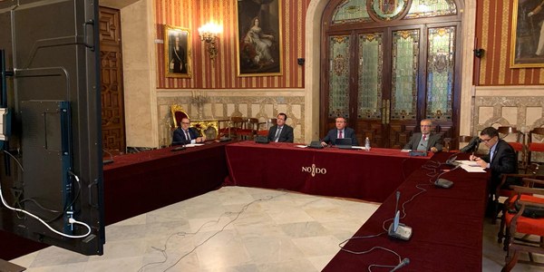 El Ayuntamiento agiliza los pagos a proveedores, moviliza medidas fiscales y arbitra convocatorias de ayudas para inyectar liquidez a las empresas y los autónomos y crea un grupo de trabajo con agentes económicos y sociales para diseñar el plan de reactivación de Sevilla tras la crisis sanitaria