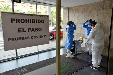 El coronavirus se ceba con los sanitarios andaluces, el 21,5% de los contagiados, con su primera víctima mortal