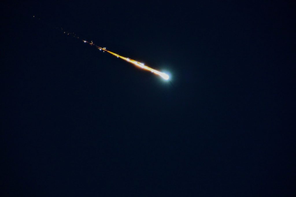 Espectacular bola de fuego sobrevuela los cielos nocturnos de Sevilla