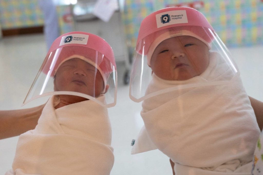 Minipantallas faciales para proteger a los bebés contra el coronavirus