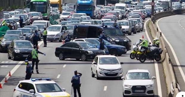 Atascos a la salida de Madrid y Sevilla por los controles de cara a la Semana Santa