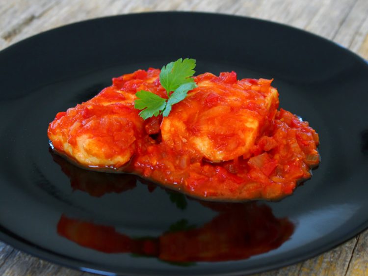 Bacalao con tomate. Receta de Sevilla