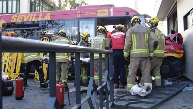 Primera indemnización de Tussam a un herido en el choque de un autobús contra una tienda en el Duque