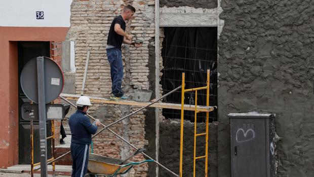 La falta de equipos de protección, el principal problema en reanudación de las obras en Sevilla
