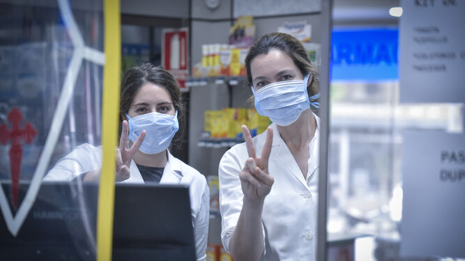 Sigue la búsqueda imposible de mascarillas y guantes en las farmacias de Sevilla