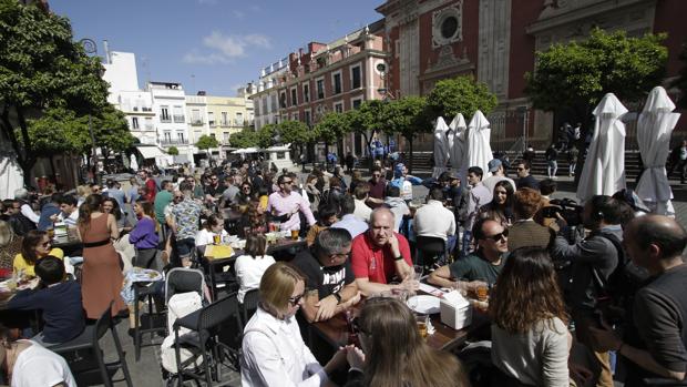 El Ayuntamiento de Sevilla permitirá veladores sin restricciones para superar la crisis