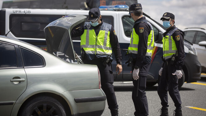 Dos detenidos por ir consumiendo drogas y conduciendo en zigzag en Sevilla