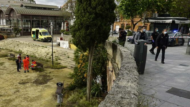 La Policía investiga la muerte de una persona junto al puente de Triana