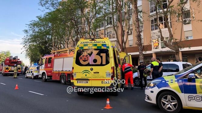 Heridos una anciana y un policía local en un incendio en Sevilla Este