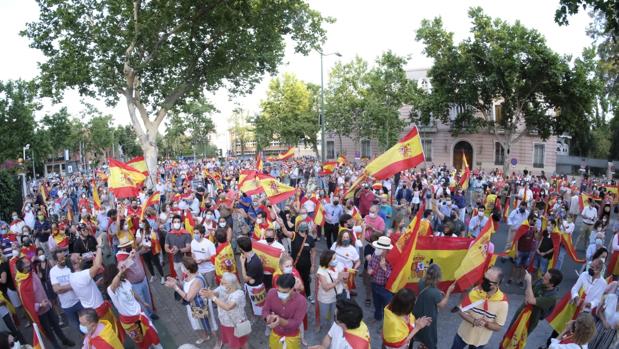 Más de 500 personas se concentran en Sevilla en apoyo al coronel de la Guardia Civil Pérez de los Cobos