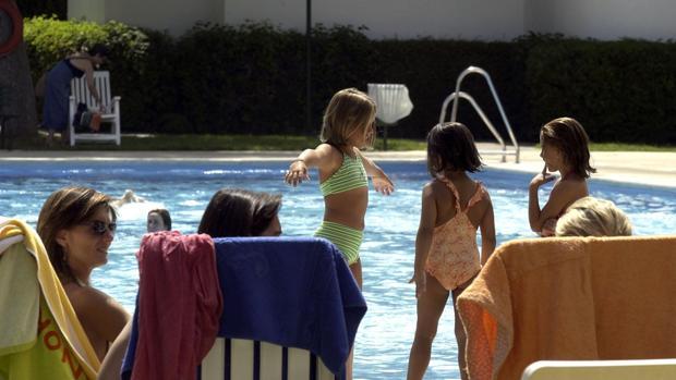 Los Administradores de Sevilla creen que la mayoría de las comunidades no podrán abrir las piscinas