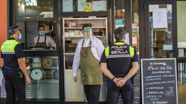 Los hosteleros de Sevilla denuncian una persecución de la Policía Local