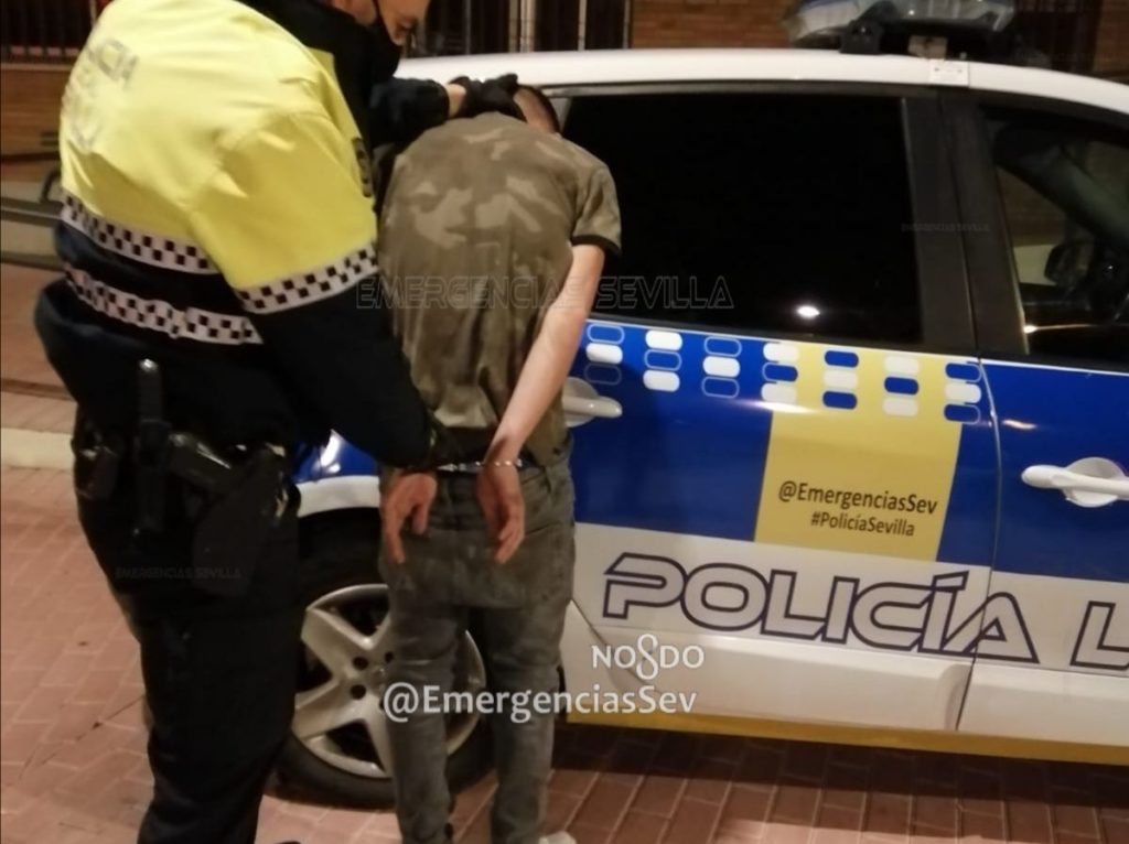 Detenidos dos jóvenes por robar en un banco de Sevilla de madrugada