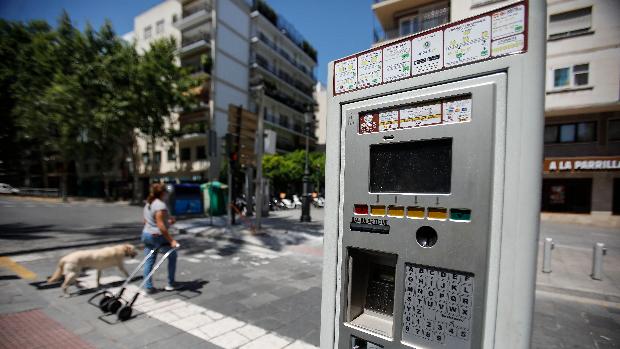 La zona azul seguirá sin funcionar en las calles de Sevilla durante un tiempo indefinido