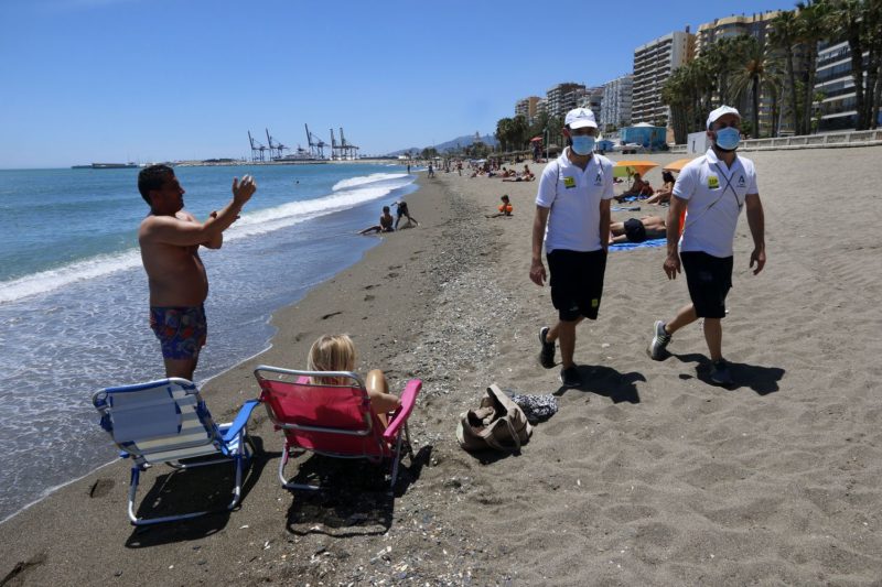 Informantes de la playa, el nuevo oficio que trajo el coronavirus a Andalucía