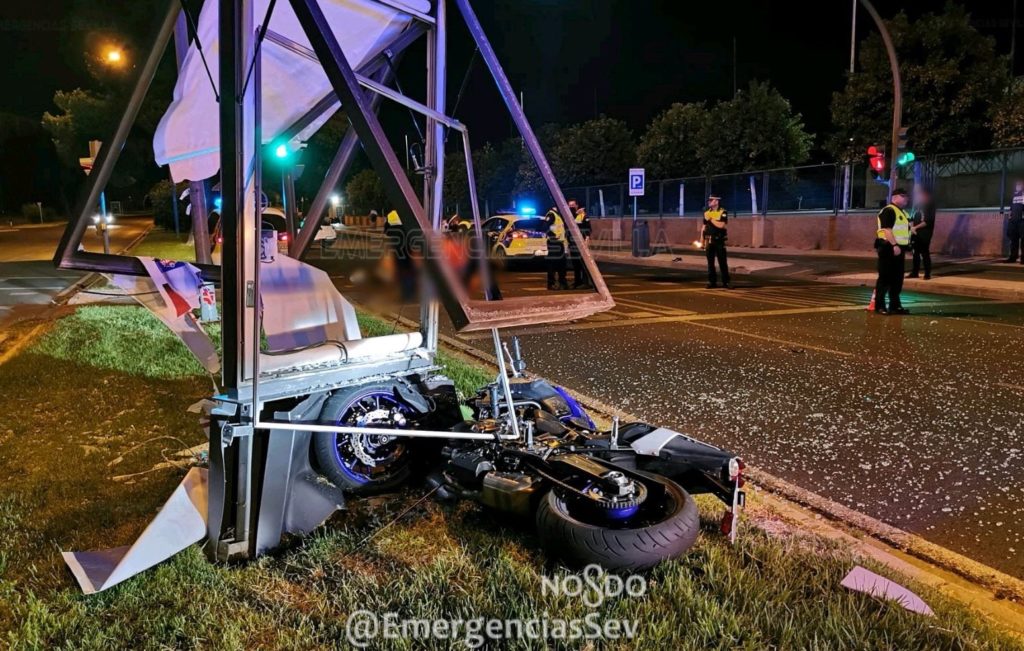 Muere un motorista al chocar contra un cartel publicitario en la avenida Luis Uruñuela de Sevilla