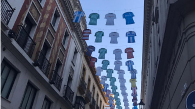LaLiga viste la calle Tetúan de camisetas del Sevilla, Betis y otros clubes