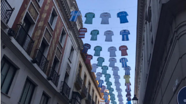 LaLiga viste la calle Tetúan de camisetas del Sevilla, Betis y otros clubes