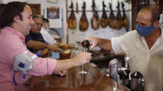 Sevilla, la primera gran ciudad de España que recupera las barras de los bares
