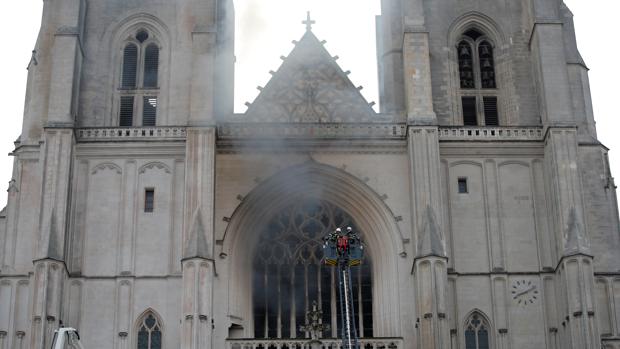 Un incendio deteriora la catedral de Nantes, otro de los grandes monumentos de Francia