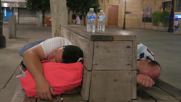 Decenas de personas sin hogar pernoctan a diario en la Plaza Nueva de Sevilla