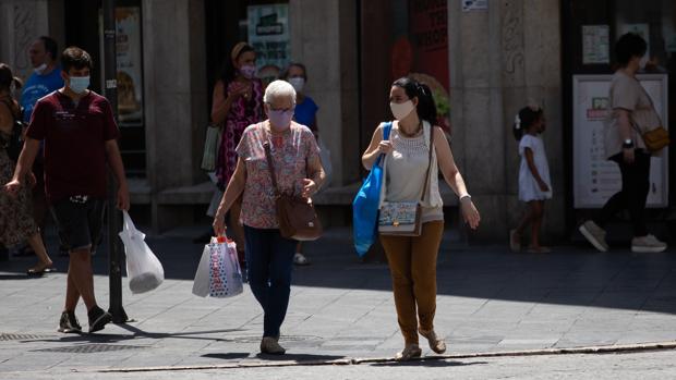 La nueva paradoja del Covid-19 en Andalucía: hay más contagios pero menos pacientes