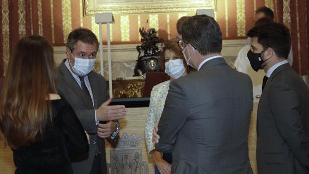 Sevilla firma un pacto con 88 medidas para «resucitar» de la crisis del coronavirus