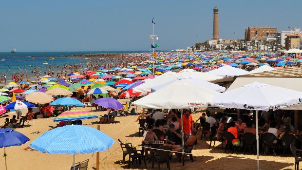 Un total de 21 playas de Andalucía tuvieron que echar el cierre el domingo por exceso de bañistas