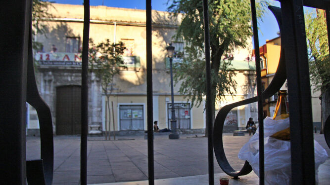 Encuentran el cadáver de un indigente en la plaza del Pumarejo de Sevilla