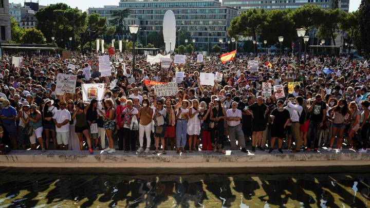 Centenares de personas se concentran en Colón contra las medidas antiCovid sin mascarilla ni distancia