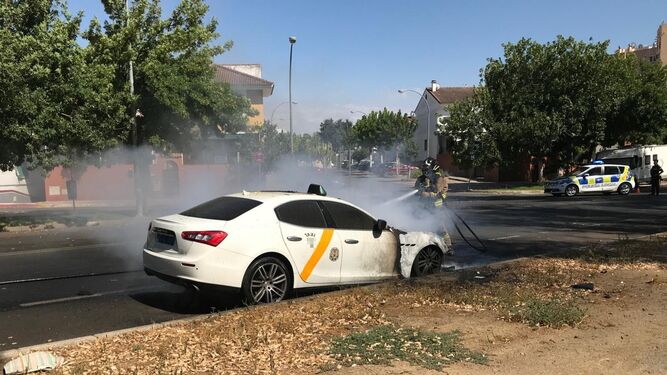 Sale ardiendo en Sevilla Este, el taxi Maserati