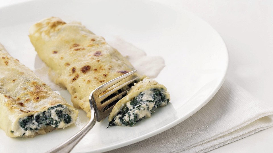 Canelones de espinacas, atún y queso fresco