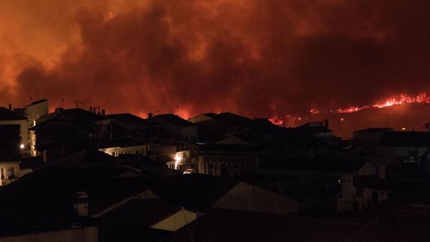 Un choque de masas de aire complicó la extinción del incendio forestal de Almonaster esta madrugada