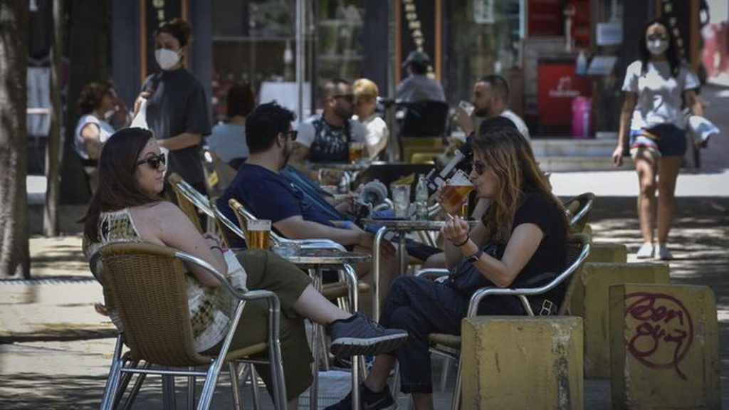 El Gobierno prohíbe fumar al aire libre en toda España, si no se mantiene la distancia de seguridad
