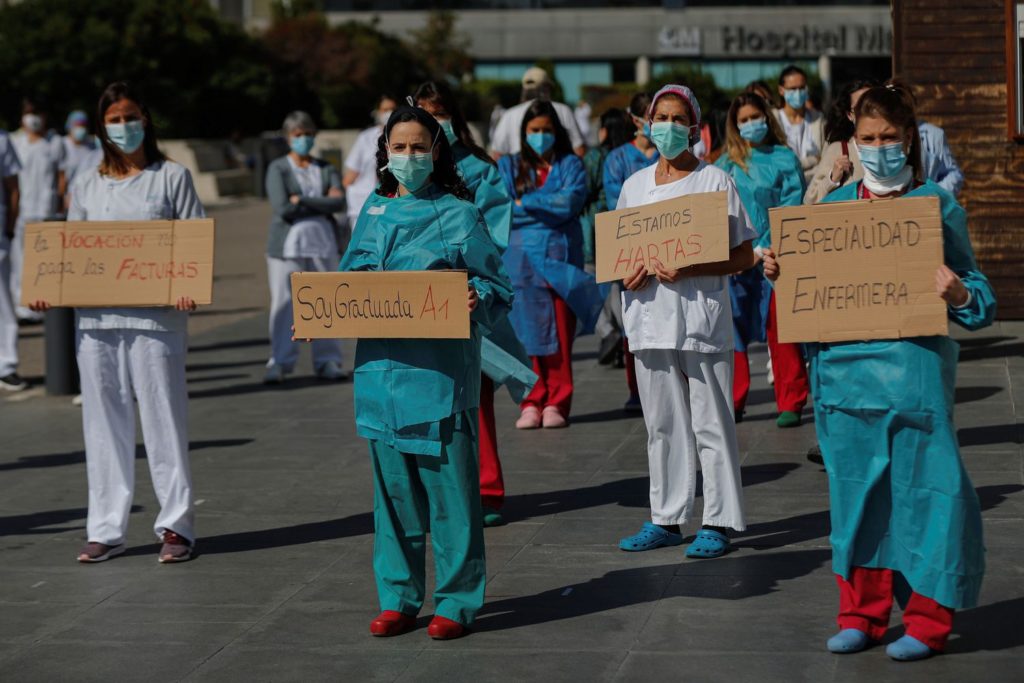 Madrid prohíbe al personal sanitario y a los docentes hablar con los medios de comunicación