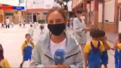 Momento épico en la vuelta al cole: una reportera dice que no hay besos en los patios… y la escena detrás habla por sí sola