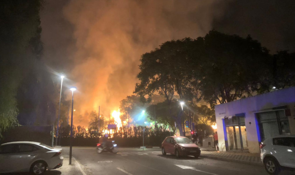 Sofocado el espectacular incendio de Tomares