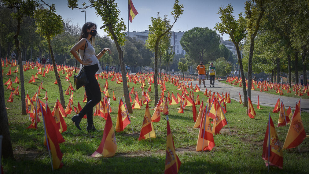 Víctimas del Coronavirus: 53.000 banderas de España junto al río