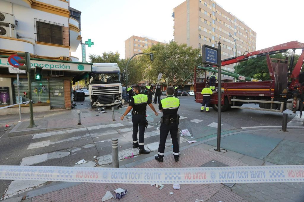 Un camión sin control arrolla a varios vehículos y deja dos heridos en la avenida Cruz del Campo de Sevilla
