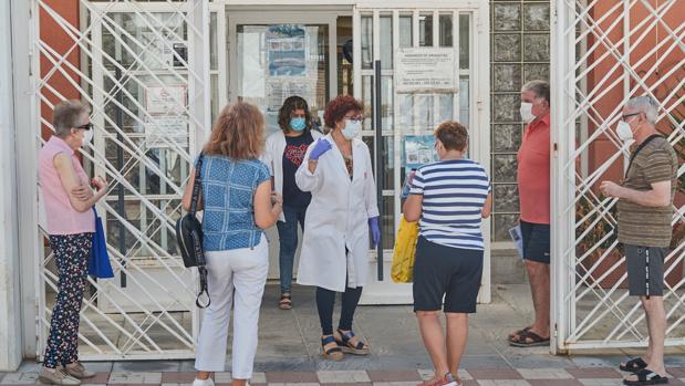 El SAS no encuentra médicos para la Atención Primaria en 90 pueblos de Andalucía