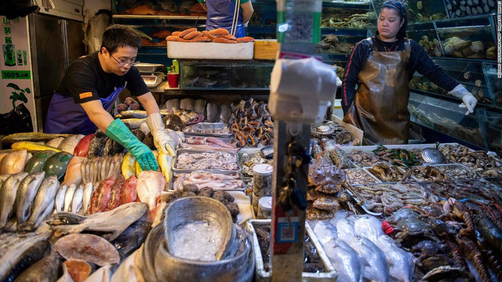 China halla una muestra viva de coronavirus en embalaje de bacalao congelado