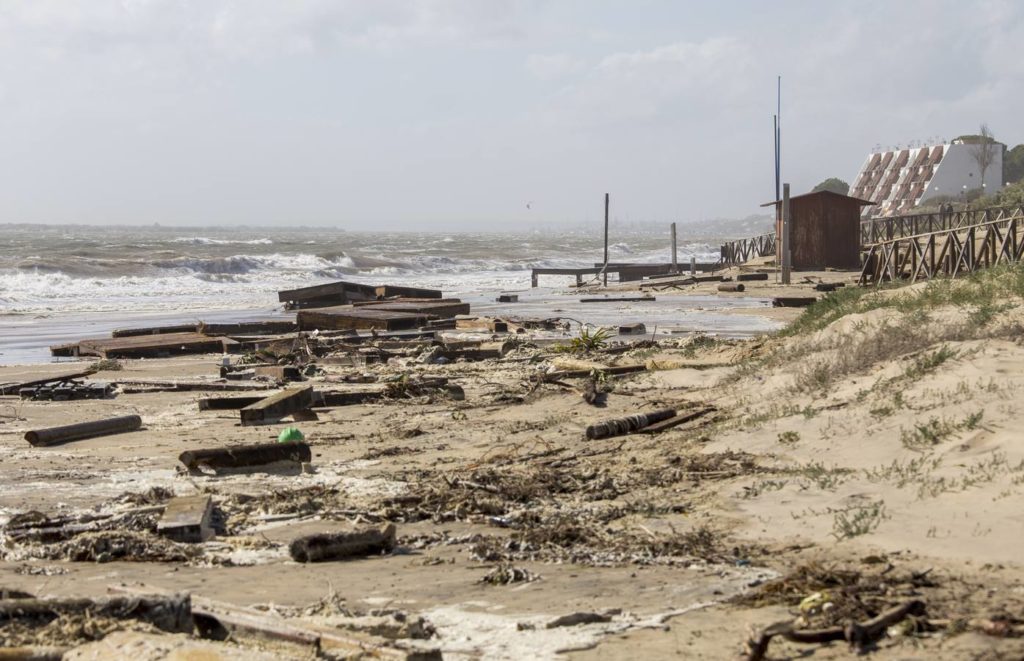 El temporal de Huelva destroza playas y arrasa el puerto de El Terrón