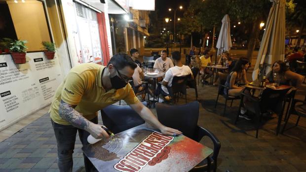 El sector de la hostelería en Sevilla advierte: «El cierre a las diez es nuestra sentencia de muerte»