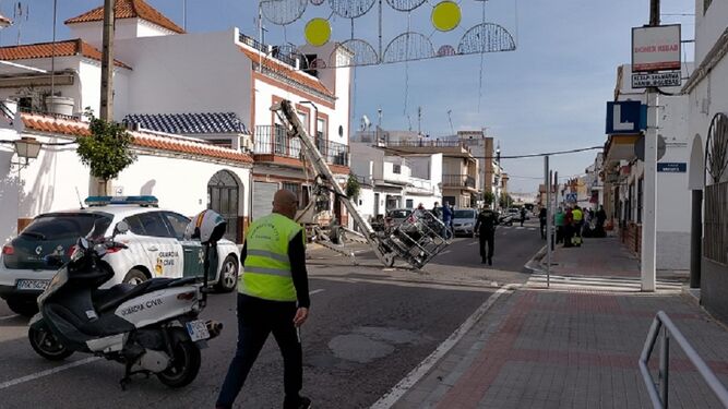 Muere un hombre tras caer desde una grúa mientras colocaba la iluminación navideña en Tocina