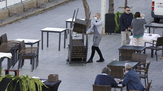 La Junta se inclina por prorrogar las restricciones en Andalucía pese a la “leve mejoría”