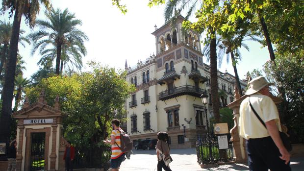 El hotel Alfonso XIII cierra sus puertas por la crisis del coronavirus al menos hasta el 18 de diciembre