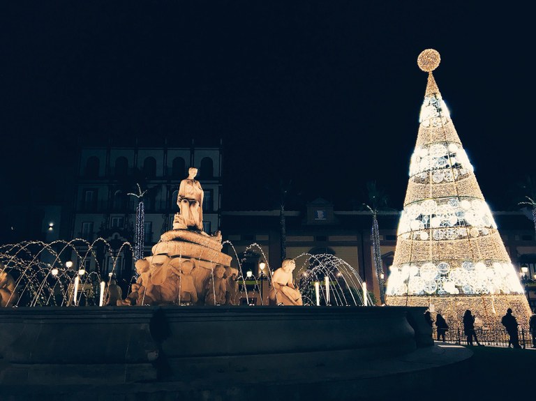 Sevilla enciende el alumbrado navideño por sorpresa y con aplausos