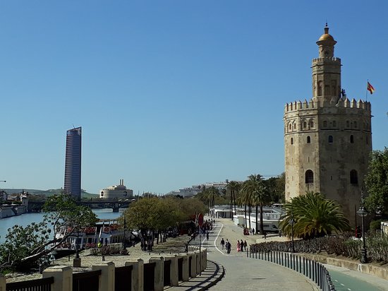 El Paseo de las Delicias: un muro de defensa artístico para contener el Guadalquivir