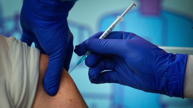 El caos de las vacunas contra el coronavirus en la UE deja sin dosis a Andalucía este fin de semana