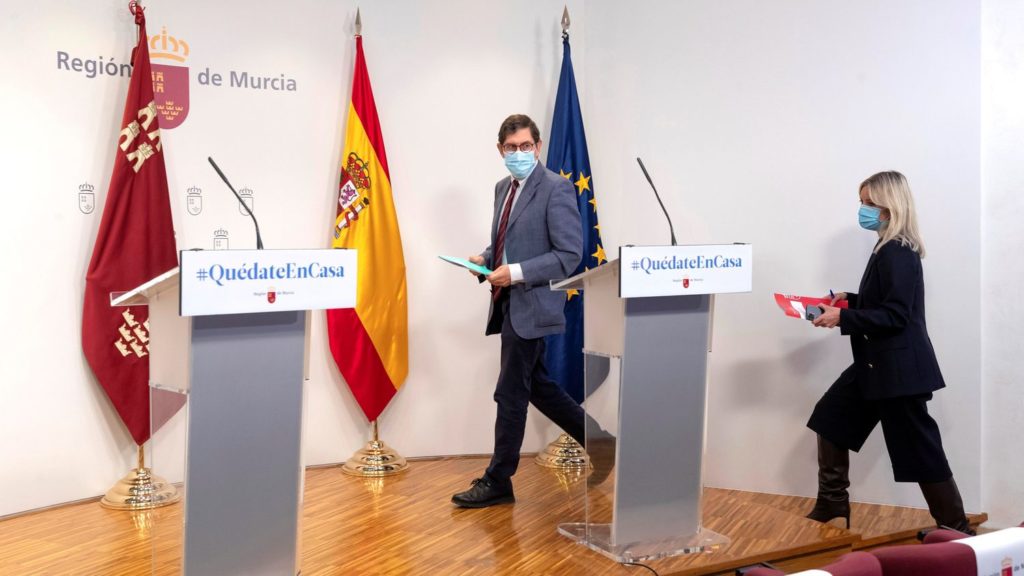 El consejero de Salud de Murcia se disculpa por saltarse el protocolo para vacunarse pero no dimite